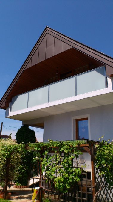 Vordächer, Glastüren und Sonnenschutz aus Glas